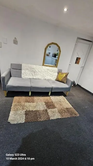리즈 A Cosy Deluxe Size Studio With Queen Size And Sofa Bed 아파트 0*,  영국