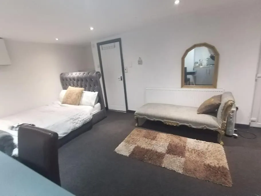 리즈 A Cosy Deluxe Size Studio With Queen Size And Sofa Bed 아파트