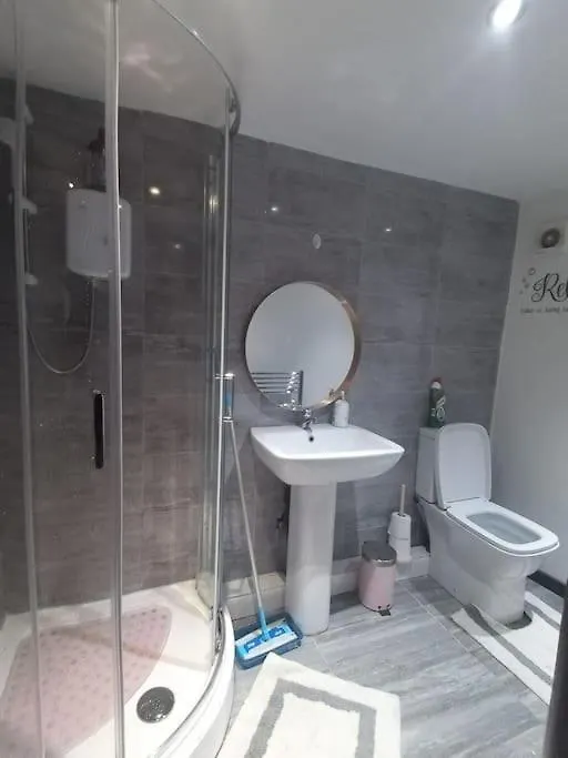 리즈 A Cosy Deluxe Size Studio With Queen Size And Sofa Bed 아파트