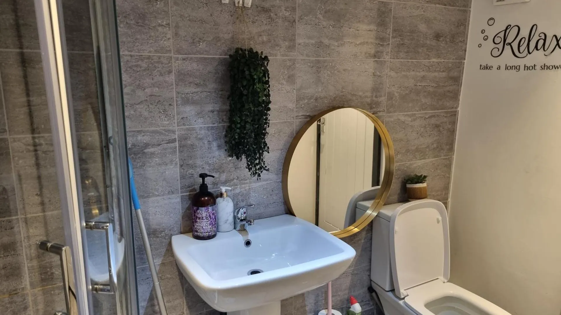 리즈 A Cosy Deluxe Size Studio With Queen Size And Sofa Bed 아파트 0*,  영국