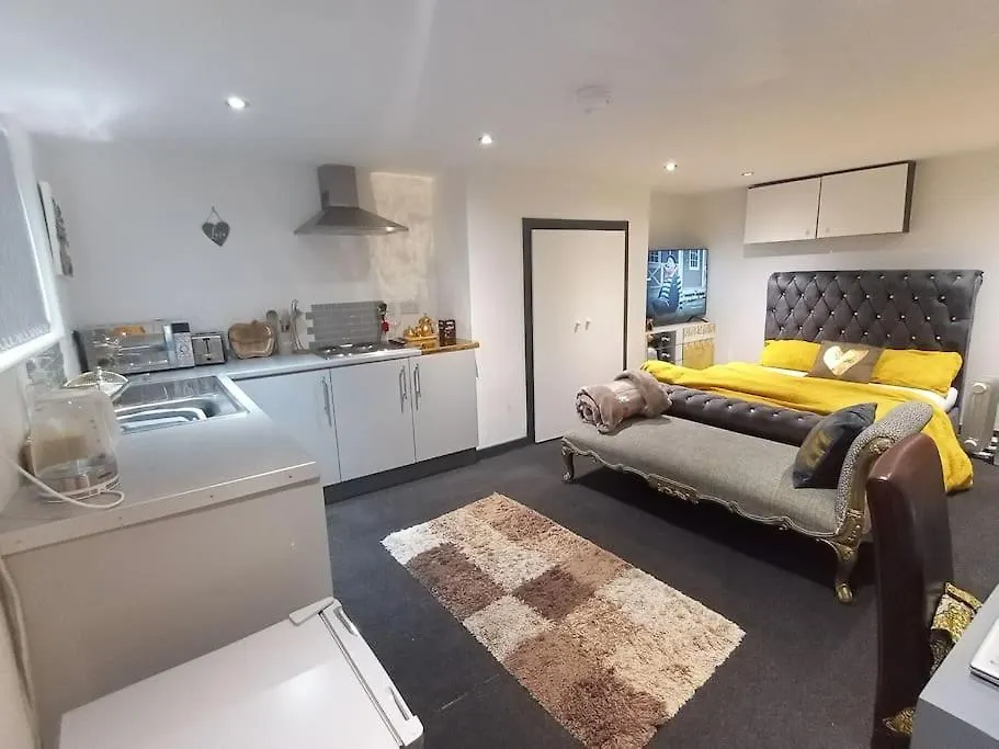 דירות לידס A Cosy Deluxe Size Studio With Queen Size And Sofa Bed 0*,