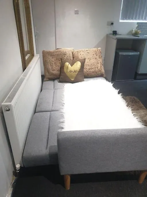 דירות לידס A Cosy Deluxe Size Studio With Queen Size And Sofa Bed