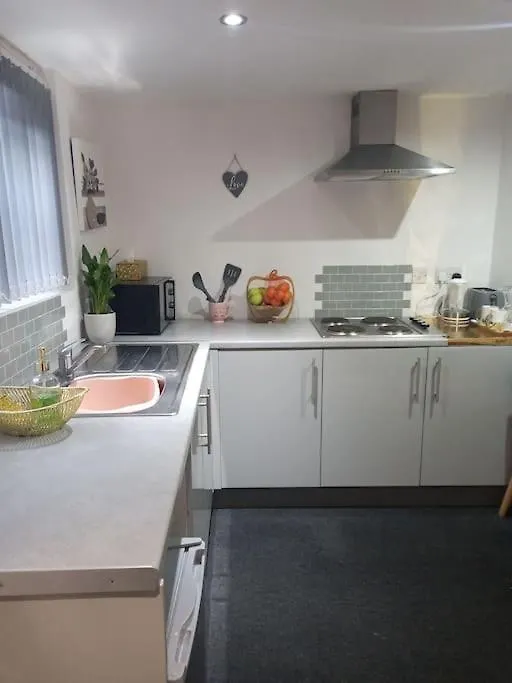 דירות לידס A Cosy Deluxe Size Studio With Queen Size And Sofa Bed