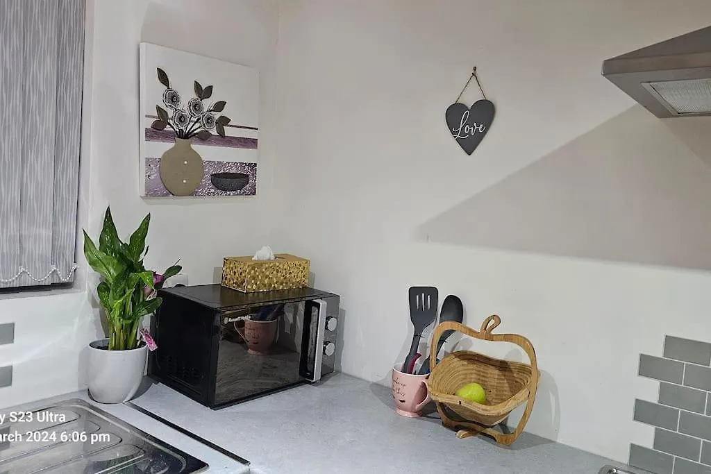 דירות לידס A Cosy Deluxe Size Studio With Queen Size And Sofa Bed