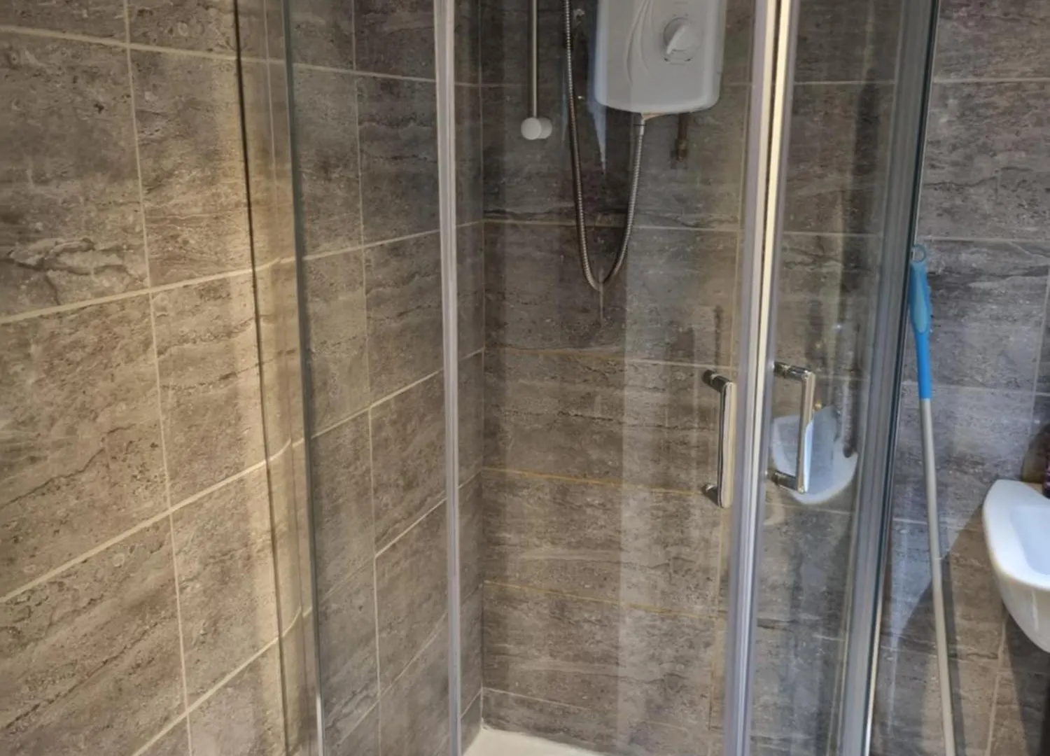 דירות לידס A Cosy Deluxe Size Studio With Queen Size And Sofa Bed